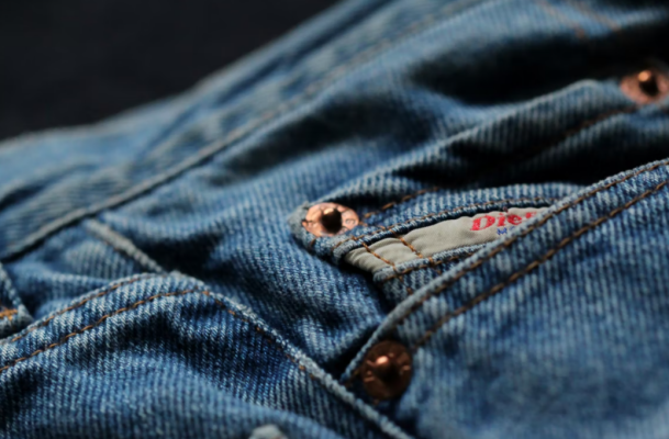 Een jeans of denim stof kun je naaien en doorstikken met polycore cotton denim doc