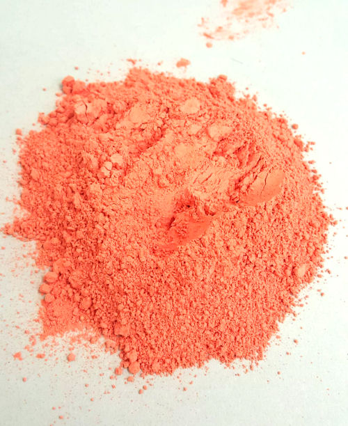 Tailors chalkpowder for chalkwheel or skirt marker in red
