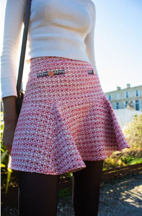 Skirt in a normal fabric without stretch with a waistband