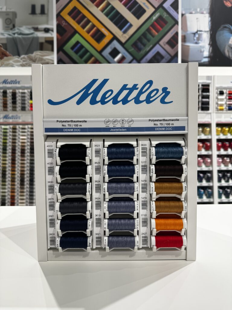 Pre order nu het nieuwste garenkastje van Amann Mettler met kwaliteits doorstikgaren Denim Doc met 14 kleuren (90 klossen)