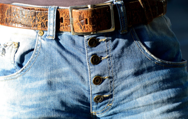 Jeansknopen om je spijkerbroek te sluiten na het naaien met garen en ritsen