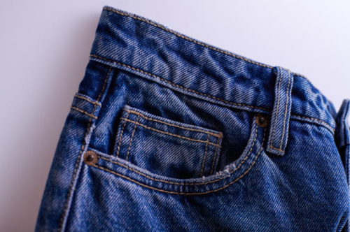 Nieten in jeans, dé manier om een authentieke spijkerbroek look te creeëren
